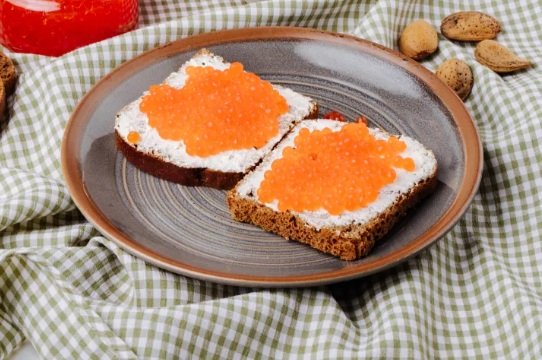 Бутерброд с красной икрой за год стал дороже на 13%.jpg