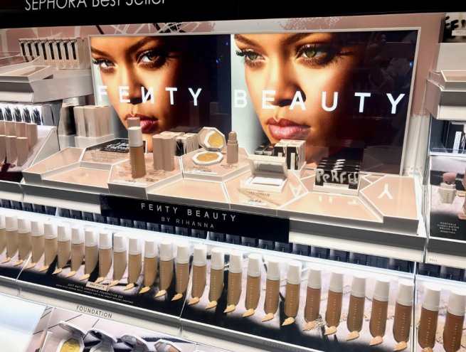 LVMH может продать долю в бьюти-бренде певицы Рианны.jpg